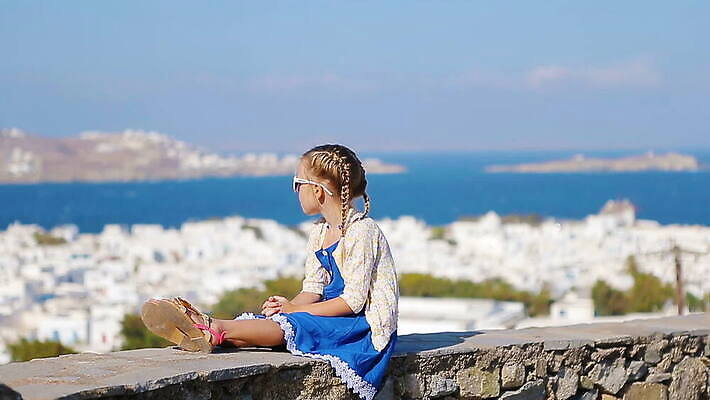 라이프스타일 드레스 여자 유럽 어린이 섬 여행 건축양식 엄마 지붕 휴가 거리 한명 미소 사람 파란색 관광지 스마트폰 도시풍경 컬러풀 여행객 카메라 놀람 흰색 도시 네트워크 아빠 셀프카메라 지중해 그리스 그림 좁은 타운 그리스인 미코노스섬 혼자 MOV 해외동영상 클립영상 서양인 1 옷 건축 감정 나라 바다 컬러 가족 표정 풍경 생활 전자제품 핸드폰 스마트기기 사진촬영 동영상 파일형식