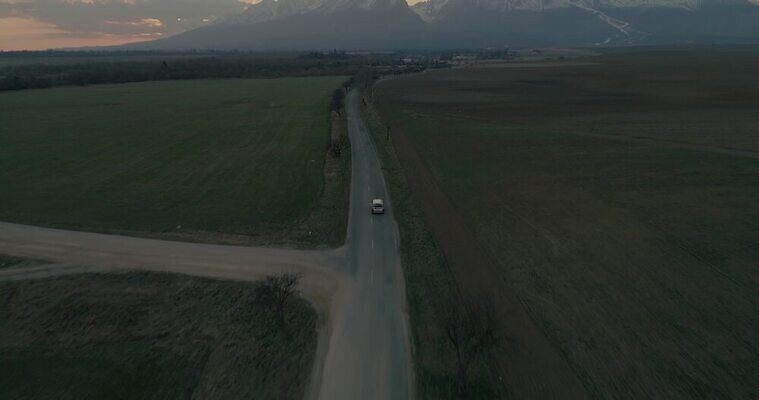 나무 공원 유럽 여행 자연 하늘 산 안테나 사람없음 햇빛 계곡 숲 언덕 동영상 드론 슬로바키아 절정 4K MP4 해외동영상 클립영상 식물 공공시설 나라 통신 태양 생태계 파일형식