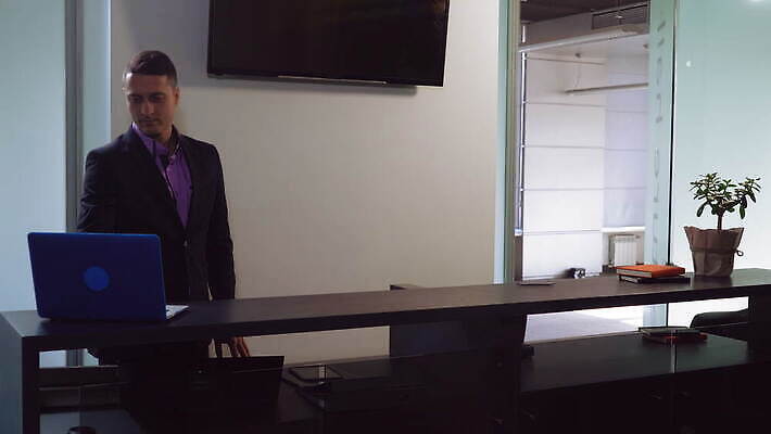 백인 라이프스타일 긴머리 여자 남자 행복 여행 가방 비즈니스 호텔 휴가 대화 서기 미소 두명 금발 여행객 여행가방 정보 인사 비즈니스맨 질문 종업원 도착 고객 책상 안내원 환영 수하물 접수 호스텔 혼혈 4K MOV 해외동영상 클립영상 서양인 직업 헤어스타일 잡화 감정 가구 모션 숙소 표정 말하기 사람 생활 예절 직장인 다문화 동영상 파일형식