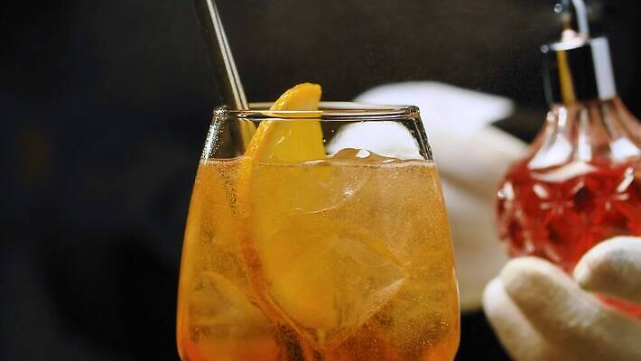 직업 라이프스타일 오렌지 유리 주류 실내 관리 미술 사람없음 파티 검은색 축제 활발 추위 축하 알코올 신선 칵테일 바 투명 닫기 야간 샴페인 뿌리기 클럽 만들기 바텐더 유흥 효과 4K MP4 해외동영상 클립영상 자연요소 음료 컬러 컨셉 과일 모션 재질 문화예술 이벤트 내부 생활 동영상 파일형식