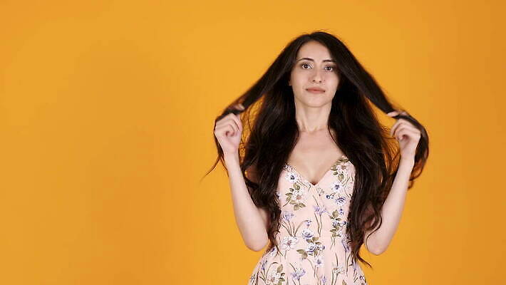 백인 1 학생 응시 여자 유럽 얼굴 백그라운드 생각 오렌지 놀이 갈색머리 실내 피곤 사람 앉기 성인 10대 슬픔 짜증 표현 지루함 고민 문제 동영상 강렬 4K MOV 해외동영상 클립영상 서양인 헤어스타일 시선 감정 나라 컨셉 과일 모션 청소년 내부 신체부위 파일형식