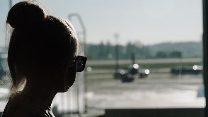 직업 산업 어린이 여행 비즈니스 창문 교통시설 유리 아침 비행기 파노라마 한명 선글라스 일출 기다림 공항 주차 항공 서비스 속도 대문 활주로 제트기 승객 대패 땅바닥 우크라이나 터미널 항공사 유도로 MP4 해외동영상 클립영상 주간 1 유럽 안경 길 교통 항공교통 모션 재질 대중교통 바닥 촬영기법 사람 문 노을 시설 동영상 파일형식