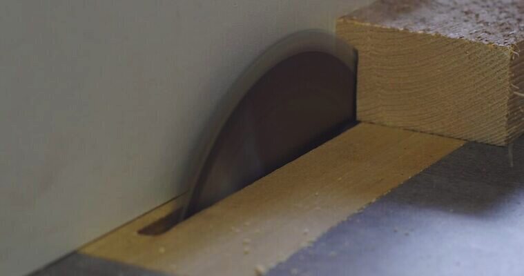 직업 손 남자 산업 백그라운드 탁자 노동자 주택 한명 안전 목재 힘 기계 장비 공구 업무 원형 칼날 작업실 수리 널 자르기 목수 회전 날카로움 먼지 목공예 장인 잡동사니 대패 복원 수목 업그레이드 재주꾼 조작 견습생 4K MP4 해외동영상 클립영상 도형 나무 1 가구 재료 모션 사람 건물 신체부위 도구 작업 공예 동영상 파일형식