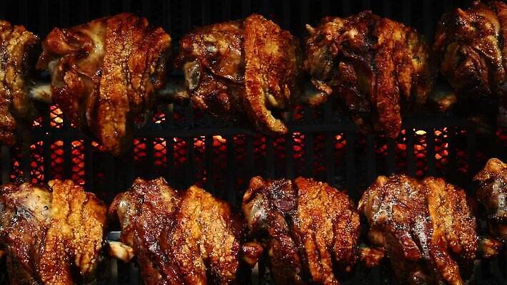 전통 유럽 음식 부분 모션 불 뼈 육류 돼지고기 요리 사람없음 옆모습 식사 뜨거움 꼬치 황금 닫기 오븐 그릴 굽기 먹기 준비 회전 각도 잭 느림 다육식물 방법 신발장 줄서기 해로움 많음 바이에른사람 MOV 해외동영상 클립영상 자연요소 식물 나라 뷰포인트 컨셉 식재료 주방용품 가전제품 구이 동영상 파일형식