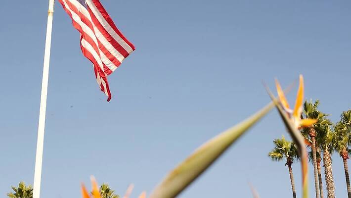 물결 상징 여행 백그라운드 하늘 바람 휴가 사람없음 여름 야자수 햇빛 뷰티 맑음 미국 꿈 자유 분위기 성조기 심볼 심플 캘리포니아 태평양 애국심 할리우드 로스앤젤레스 독립 전국 카피스페이스 4K 산타모니카 MP4 해외동영상 클립영상 자연요소 나무 계절 바다 컨셉 북아메리카 날씨 태양 공백 국기 동영상 파일형식