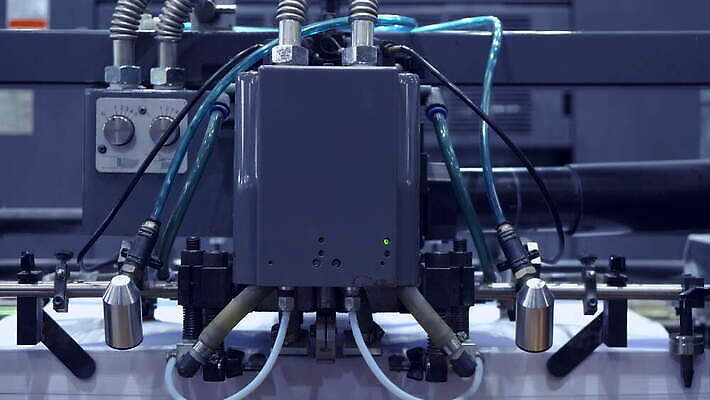 디자인 산업 종이 선 비즈니스 텍스트 통신 공장 모션 잉크 흑백 실내 타이포그라피 사람없음 책 쌓기 기계 기자 신문 닫기 제조 잡지 인쇄 자르기 상업 페이지 언론 공학 방법 자동화 출판 컨베어밸트 4K MOV 해외동영상 클립영상 직업 문자 교육 공업 촬영기법 내부 간행물 뉴스 동영상 파일형식