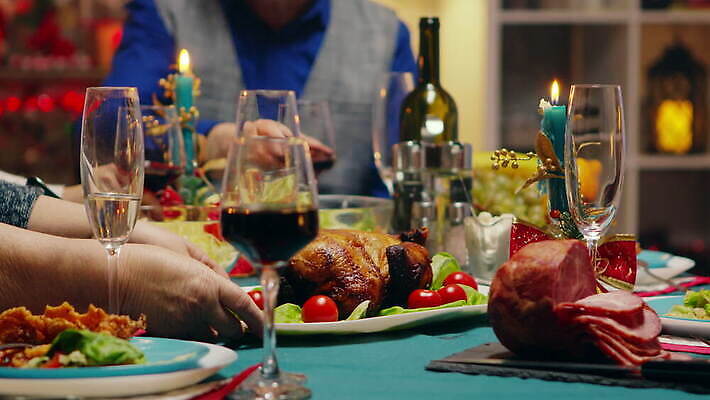 백인 계절 남자 음식 크리스마스 겨울 가정 가족 탁자 휴가 새해 주택 기념 함께함 실내 이벤트 성인 내부 장식 파티 축제 식사 저녁식사 치킨 모임 축하 그룹 칼 야간 자르기 주인 세대 설정 칠면조구이 4K MOV 해외동영상 클립영상 자연요소 서양인 기념일 가구 컨셉 관계 모션 사람 건물 구이 동영상 닭고기요리 파일형식
