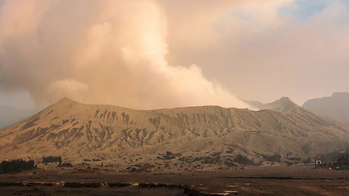 구름 여행 이동 자연 하늘 바람 불꽃 산 사람 풍경 사람없음 야외 햇빛 동남아시아 일몰 사막 안개 연기 위험 큼 폭발 땅 화산 인도네시아 먼지 분화구 스카이라인 연소 랜드마크 절정 4K 타임랩스 MOV 해외동영상 클립영상 자연요소 아시아 컨셉 불 날씨 촬영기법 태양 노을 크기 생태계 동영상 파일형식