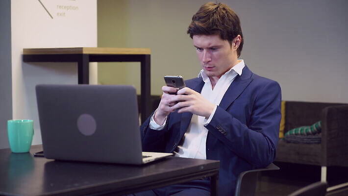 1 라이프스타일 커피 인터넷 사업가 놀이 성공 모바일 세포 실내 한명 앉기 정장 내부 30대 스마트폰 핸드폰 사무실 스크린 카페 방 게임 비즈니스맨 기다림 메시지 어플리케이션 작가 무선전화기 스마트 집중 책상 바쁨 와이파이 문자메시지 아이폰 채팅 혼자 4G 4K MOV 해외동영상 클립영상 직업 옷 남자 음료 가구 컨셉 비즈니스 모션 IT 사람 생활 장년 전자제품 스마트기기 상점 직장인 전화기 무선인터넷 동영상 파일형식