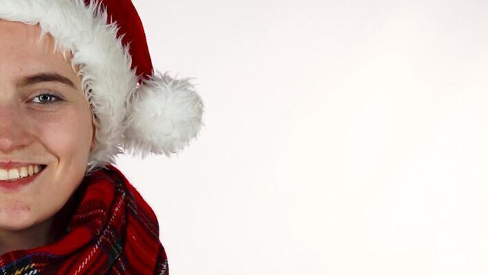 모자 전통 라이프스타일 웰빙 계절 여자 행복 감정 크리스마스 겨울 장난 휴가 새로움 새해 기념 실내 한명 미소 빨간색 뷰티 산타클로스 파티 유행 목도리 희망 화장품 기쁨 달력 축하 표현 12월 연도 스웨터 긍정 주말 고립 도우미 스타일 4K MOV 해외동영상 클립영상 1 잡화 기념일 컬러 컨셉 상의 표정 사람 이벤트 내부 생활 날짜 동영상 파일형식