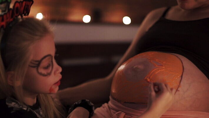 전통 라이프스타일 계절 여자 어린이 음식 2 신체 오렌지 가족 호박 주택 실내 사람 두명 노란색 파티 페인트 임산부 임신 할로윈 등불 아기 대접 예측 무서움 심볼 10월 돌봄 잭오랜턴 호러 MOV 해외동영상 클립영상 감정 컬러 컨셉 채소 과일 관계 모션 조명 이벤트 내부 건물 생활 날짜 공포 동영상 파일형식