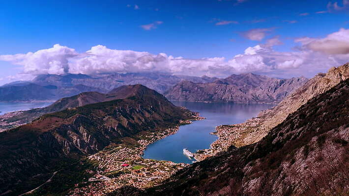 나무 유럽 바다 여행 백그라운드 이동 모션 자연 하늘 날씨 휴가 산 따뜻함 사람없음 야외 건물 초록색 물 파란색 태양 항구 일몰 봄 새벽 트래킹 추위 도시 시간 만 보트 역사 숲 포트 내추럴 몬테네그로 옛날 4K MOV 해외동영상 클립영상 자연요소 식물 건축물 계절 나라 컬러 컨셉 배_교통 교통시설 레저 노을 생태계 동영상 파일형식