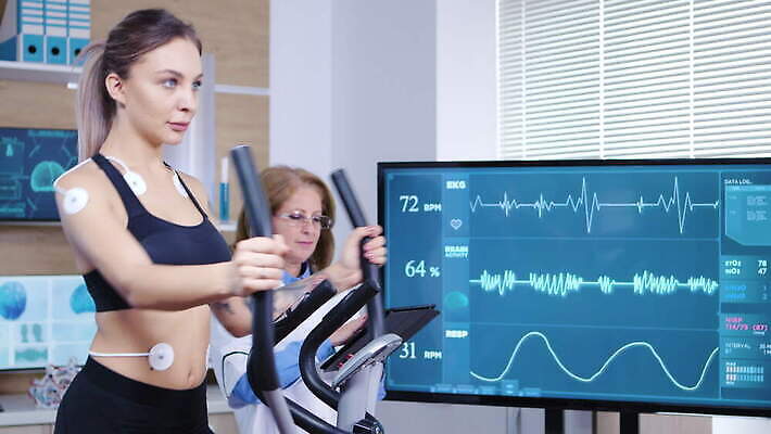 직업 과학 건강 병원 운동복 컴퓨터 달리기 운동 약 건강관리 스크린 모니터 공연 장비 시험 에너지 체험 실험실 연습 측정 시설 하이테크 격려 달리기선수 4K MOV 해외동영상 클립영상 옷 교육 감정 컨셉 의학 모션 기술 실험 관리 이벤트 전자제품 육상선수 동영상 파일형식