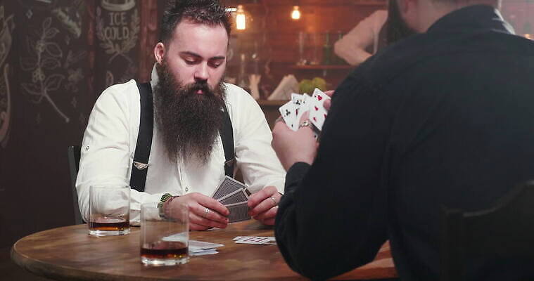 백인 라이프스타일 남자 통신 놀이 탁자 주택 함께함 실내 앉기 취미 친구 경쟁 우정 기쁨 도전 게임 잡기 바 신용카드 그룹 도박 집중 버번 옛날 위스키 4K MOV 해외동영상 클립영상 서양인 감정 가구 컨셉 관계 모션 주류 사람 내부 건물 생활 금융 동영상 파일형식