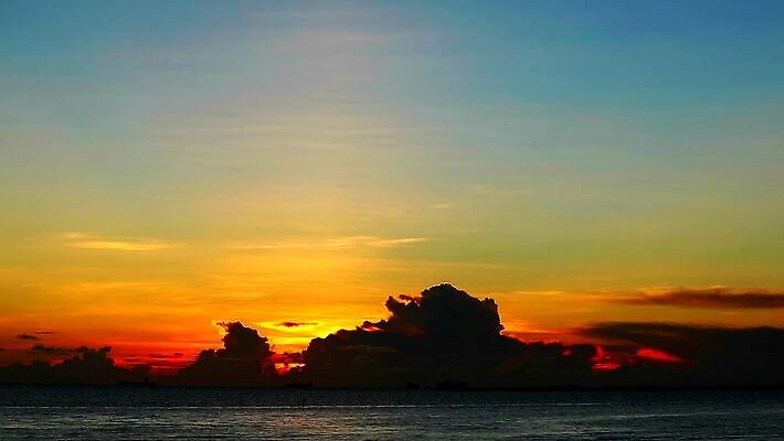 계절 실루엣 파도 바다 컬러 섬 백그라운드 오렌지 자연 하늘 아침 날씨 사람없음 야외 빨간색 물 파란색 빛 컬러풀 햇빛 태양 반사 노란색 일출 황혼 일몰 놀람 새벽 시간 보트 저녁 즐거움 내추럴 오메가 현상 수평선 타임랩스 MOV 해외동영상 클립영상 주간 자연요소 감정 배_교통 과일 촬영기법 표정 노을 야간 생태계 동영상 파일형식