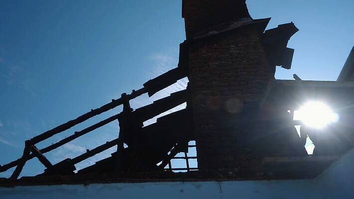 백그라운드 오렌지 건축양식 창문 자연 지붕 불 주택 안전 사람없음 건물 목재 빨간색 여름 빛 어둠 손상 방 긴급 얼룩 뜨거움 구출 위험 폭발 사건 버리기 화재 보험 깨짐 비극 재앙 주장 파멸 화상 무너짐 4K MP4 해외동영상 클립영상 자연요소 나무 건축물 계절 건축 컬러 컨셉 과일 재료 모션 도움 상처 생태계 동영상 파일형식 소멸