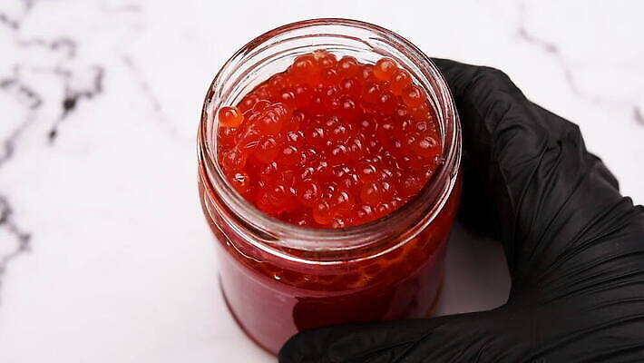 손 음식 장갑 오렌지 재료 유리 건강 어류 사람없음 빨간색 식사 저녁식사 펼침 흰색 신선 항아리 맛 굽기 해산물 날것 절임 짠맛 캐비아 맛있는 MOV 해외동영상 클립영상 잡화 컬러 컨셉 과일 식재료 모션 재질 신체부위 수중동물 도자기 구이 동영상 파일형식