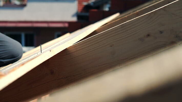 산업 유니폼 지붕 노동자 주택 프레임 사람없음 건물 목재 장비 조약돌 공구 작업 못 널 망치 헬멧 목수 목공예 장인 잡동사니 조립 개발 건축업자 복원 수목 합판 4K MOV 해외동영상 클립영상 나무 직업 건축물 옷 건축 재료 돌_바위 도구 보호장비 공예 동영상 파일형식