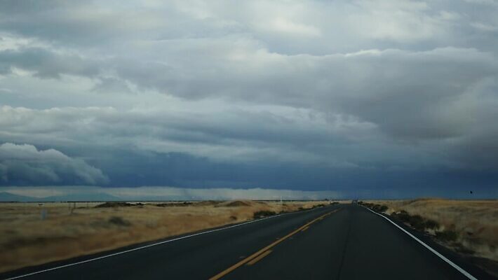 도로 여행 자동차 유리 날씨 항해 사람없음 노란색 계곡 미국 운전 자유 고속도로 분위기 캘리포니아 폭풍 뇌우 루트 자동 직진 수평선 1인칭시점 4K MP4 해외동영상 클립영상 시선 길 육상교통 컬러 컨셉 북아메리카 배_교통 교통시설 모션 재질 동영상 파일형식