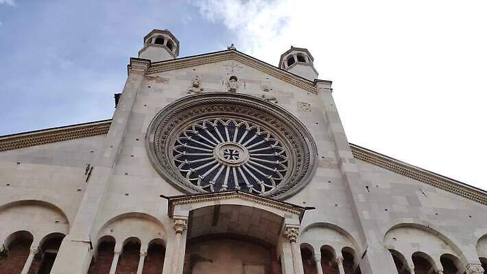 외관 유럽 종교 여행 건축양식 하늘 거리 사람없음 야외 건물 파란색 조각상 성당 교회 탑 이탈리아 세계문화유산 종 도시 사찰 중세 재산 정사각형 광장 대리석 대성당 타운 종탑 랜드마크 로마네스크 옛날 4K MOV 해외동영상 클립영상 도형 건축물 건축 나라 컬러 재료 종교건축 금융 조형물 문화재 역사 동영상 파일형식