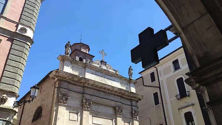 외관 기독교 종교 벽 시계 여행 건축양식 하늘 벽돌 미술 사람없음 건물 초록색 조각상 성당 교회 페인트 이탈리아 천주교 바위 기둥 도시 중세 역사 성자 묘사 만족 운하 대성당 타운 첨탑 천연기념물 고딕 랜드마크 르네상스 바실리카 신앙심 옛날 스타일 4K MP4 해외동영상 클립영상 건축물 건축 감정 유럽 컬러 종교건축 문화예술 조형물 탑 돌_바위 동영상 파일형식