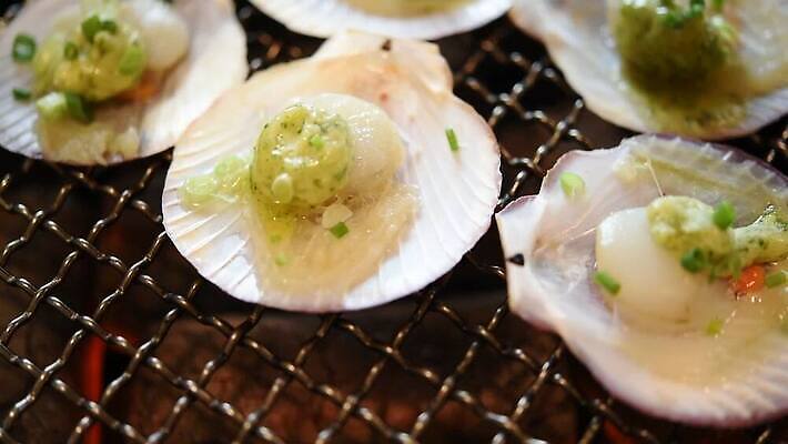 전통 접시 선 음식 조각 백그라운드 재료 조개 한국 육류 요리 동양인 사람없음 파티 주방 일본 식사 저녁식사 침묵 흰색 신선 뜨거움 닫기 연기 그릴 바비큐 먹기 배고픔 해산물 준비 날것 깨 가리비 뷔페 맛있는 MOV 해외동영상 클립영상 식기 아시아 컬러 식재료 모션 주방용품 어패류 인종 이벤트 소리 조미료 동영상 파일형식