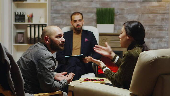 직업 커플 결혼 가족 관계 결혼식 남편 스트레스 건강 대화 사람 앉기 성인 외침 모임 환자 의사 분노 아내 폭력 충돌 분석 상담 싸움 문제 해결 위기 이혼 정신과의사 조언 치료사 트러블 헬프 심리치료 4K MOV 해외동영상 클립영상 감정 컨셉 의학 모션 말하기 이벤트 치료 소리 의료진 도움 사회이슈 동영상 심리 파일형식