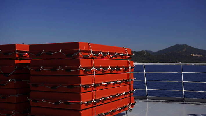 바다 섬 여행 오렌지 교통시설 자연 휴가 사람없음 물 파란색 평화 맑음 침묵 반지 보트 갑판 구명용품 4K MOV 해외동영상 클립영상 자연요소 컬러 교통 컨셉 배_교통 과일 장신구 날씨 소리 안전장비 시설 생태계 동영상 파일형식