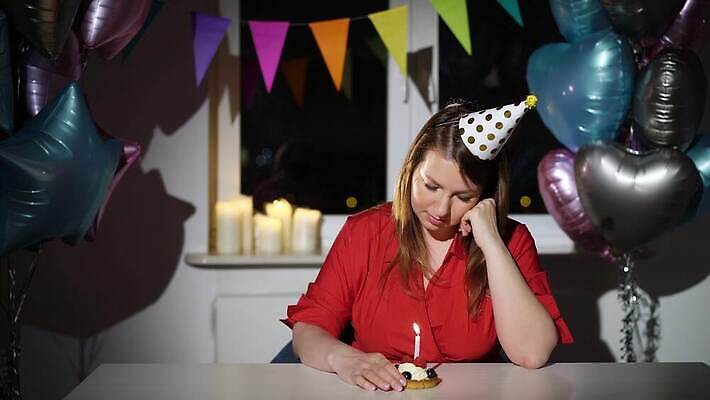 백인 모자 1 여자 기념일 탁자 휴가 아파트 주택 기념 한명 사람 성인 장식 컬러풀 파티 케이크 슬픔 축하 생일 기다림 좌절 고독 불기 호루라기 컵케이크 지루함 싱글 타격 혼자 4K MOV 해외동영상 클립영상 서양인 잡화 감정 컬러 가구 컨셉 모션 디저트 이벤트 건물 동영상 파일형식