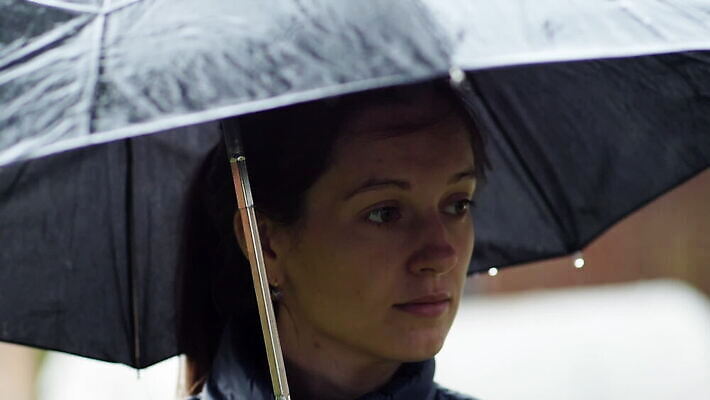 백인 라이프스타일 여자 감정 백그라운드 생각 우산 하늘 바람 날씨 한명 사람 성인 야외 여름 유행 걷기 검은색 젖음 추위 슬픔 가을 떨어짐 아래 부정적 섬광 우울감 우울증 스타일 MOV 해외동영상 클립영상 자연요소 서양인 1 계절 컬러 컨셉 모션 생활 질병 방향 위치 동영상 파일형식