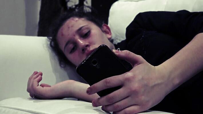 학생 라이프스타일 손 응시 여자 행복 백그라운드 인터넷 통신 호텔 모바일 세포 한명 미소 웃음 사람 스마트폰 핸드폰 소파 웹 카페 수확 잡기 서핑 메시지 무선전화기 스마트 동영상 4G 4K MP4 해외동영상 클립영상 1 시선 감정 컨셉 농업 의자 모션 숙소 표정 IT 생활 신체부위 전자제품 스마트기기 상점 수상스포츠 전화기 파일형식