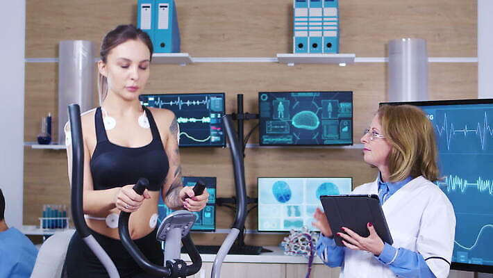 직업 과학 건강 병원 운동복 컴퓨터 달리기 운동 약 건강관리 스크린 모니터 장비 에너지 센터 실험실 연습 측정 시설 하이테크 달리기선수 4K MOV 해외동영상 클립영상 옷 의학 모션 기술 실험 관리 전자제품 육상선수 동영상 파일형식