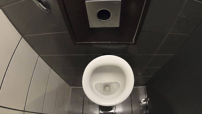 디자인 남자 벽 컬러 실내 사람 성인 사람없음 방 욕실 흰색 장롱 센터 위생 화장실 변기 문제 일반 방광 변기통 위생관리 줄서기 힙스터 1인칭시점 안락 4K MOV 해외동영상 클립영상 시선 패션 가구 컨셉 모션 관리 내부 비뇨기관 동영상 파일형식