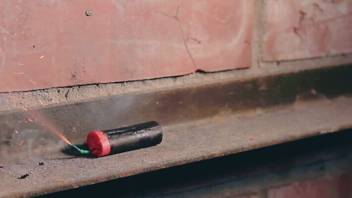 크리스마스 오렌지 불 벽돌 새해 폭죽 불꽃놀이 사람없음 빛 크래커 힘 소리 뜨거움 균열 연기 폭발 12월 폭발물 폭탄 가루 가스 시끄러움 라이터 파열 다이너마이트 심지 점화 화상 MOV 해외동영상 클립영상 자연요소 기념일 무기 과일 모션 놀이 쿠키 날짜 상처 동영상 파일형식