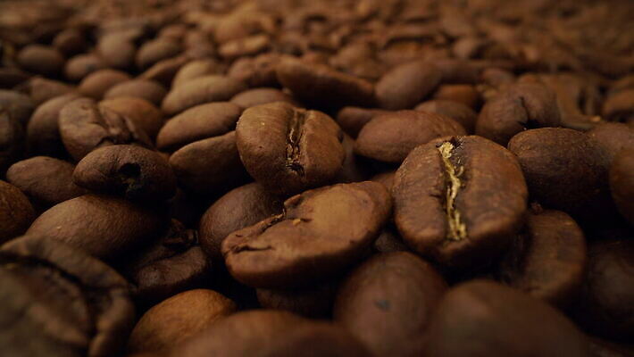 커피 음료 음식 백그라운드 콩 요리 씨앗 사람없음 갈색 쌓기 검은색 어둠 카페 에너지 튀김 신선 뜨거움 맛 아침식사 제조 낟알 굽기 준비 유기농 향기 냄새 아로마 에스프레소 내추럴 모카 카페인 프리미엄 많음 맛있는 4K MOV 해외동영상 슬로모션 클립영상 식물 웰빙 컬러 컨셉 모션 곡류 촬영기법 상점 식사 구이 동영상 파일형식