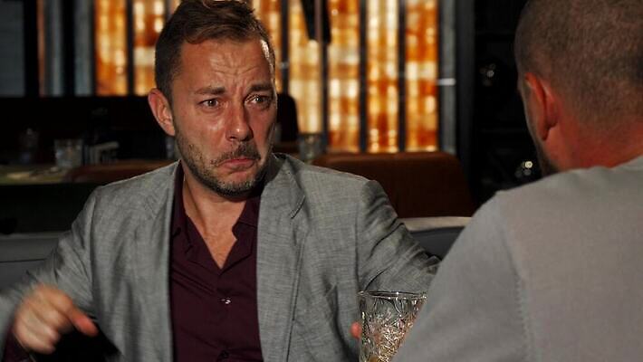 라이프스타일 남자 행복 음료 통신 휴식 기념 사람 이벤트 성인 두명 친구 파티 식당 축제 우정 마시기 축하 알코올 바 비즈니스맨 클래식 고급 클럽 건배 긍정 위스키 채팅 코냑 유흥 4K MOV 해외동영상 클립영상 감정 컨셉 비즈니스 관계 모션 주류 생활 상점 와인 직장인 동영상 파일형식