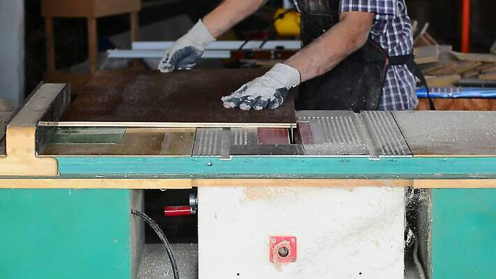 백인 직업 학생 손 산업 가구 비즈니스 공장 노동자 안전 사람 목재 상점 금속 기계 장비 공구 업무 작업실 수리 널 자르기 목수 클립 목공예 잡동사니 공예가 수목 작업대 조작 철강 톱밥 핸드메이드 견습생 견습기간 MOV 해외동영상 클립영상 서양인 나무 생활용품 재료 공업 모션 재질 신체부위 도구 작업 가루 공예 동영상 파일형식