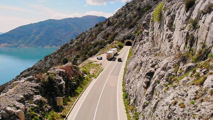 도로 바다 여행 백그라운드 교통시설 자동차 자연 하늘 산 안테나 풍경 사람없음 여름 햇빛 운전 트럭 도시 고속도로 터널 정상 지중해 물류 내추럴 항공촬영 길가 드론 몬테네그로 방법 조감도 MOV 해외동영상 클립영상 계절 길 육상교통 뷰포인트 교통 통신 모션 태양 시설 생태계 동영상 파일형식