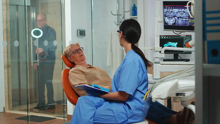 직업 유니폼 통신 건강 치과 병원 말하기 대화 설명 치료 약 장비 환자 의사 도구 자신감 발표 치아 치과의사 예방 방문 틀니 설문지 옛날 치아교정 치통 4K 구강학 MOV 해외동영상 클립영상 옷 감정 의학 모션 의료진 소화기관 질병 교정 동영상 파일형식