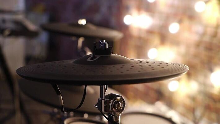 직업 접시 음악 놀이 타악기 실내 사람없음 세트 금속 소리 콘서트 연주자 음악가 장비 무대 기구 악단 원형 막대기 맥박 오브젝트 드럼 쇼 장면 재즈 조립 구리 드러머 드럼스틱 때리기 리듬 뮤지컬 MOV 해외동영상 클립영상 도형 식기 악기 의학 모션 재질 문화예술 내부 공연 원소 동영상 파일형식