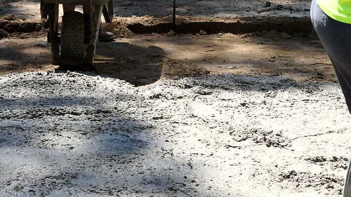 산업 벽돌 노동자 주택 작업복 사람없음 야외 건물 기계 카트 수레 장비 건설현장 업무 바퀴 믹서 시멘트 개발 건축업자 계약자 복원 섞기 콘크리트 건설근로자 4K MOV 해외동영상 클립영상 직업 건축물 옷 건축 건설업 작업 계약 동영상 파일형식