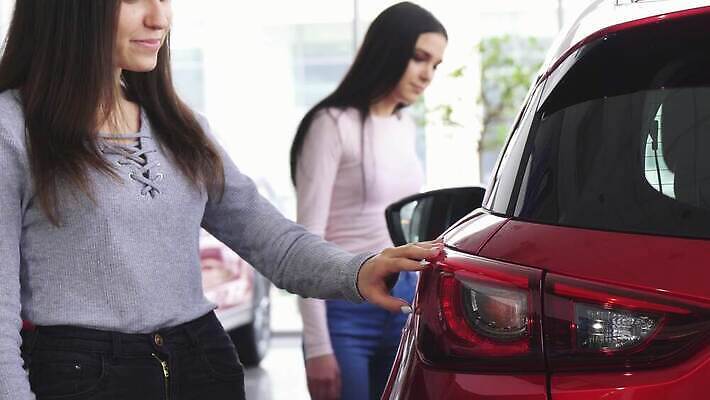 라이프스타일 여자 행복 산업 여행 비즈니스 교통시설 자동차 새로움 안전 사람 두명 친구 쇼핑 세일 운전 운전사 재산 고급 구매 토론 고객 서비스 투자 신분 소매 주인 보험 대여 렌탈 임대 자동 카피스페이스 소유 안락 4K MOV 해외동영상 클립영상 직업 감정 육상교통 교통 컨셉 관계 모션 생활 금융 경제 공백 시설 동영상 파일형식