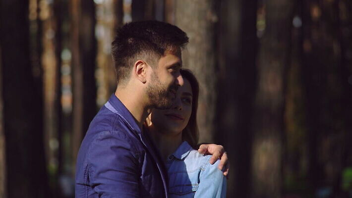 백인 라이프스타일 커플 공원 데이트 관계 포옹 남편 함께함 사랑 미소 사람 소년 성인 야외 두명 유행 낭만 아내 쌍 날짜 만족 열정 부드러움 약혼 스타일 4K MOV 해외동영상 클립영상 서양인 공공시설 남자 감정 어린이 결혼 컨셉 안기 표정 생활 감각 약속 동영상 파일형식