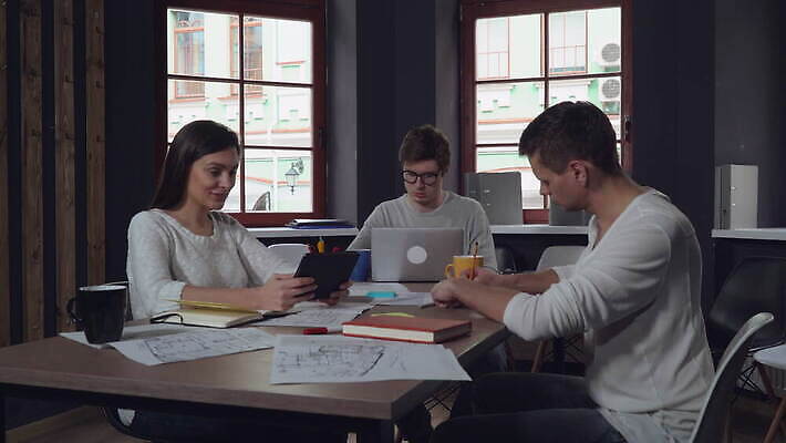 남자 행복 여유 비즈니스 직장 함께함 창조 말하기 대화 협상 미소 20대 성인 세명 30대 친구 컴퓨터 사무실 유행 스크린 외침 인사 네트워크 어플리케이션 무선전화기 동료 창업 멀리 동영상 내추럴 소프트웨어 영상통화 4G 4K MOV 해외동영상 클립영상 감정 컨셉 회사 관계 모션 표정 IT 사람 청년 장년 전자제품 소리 예절 전화기 자영업 통화 파일형식