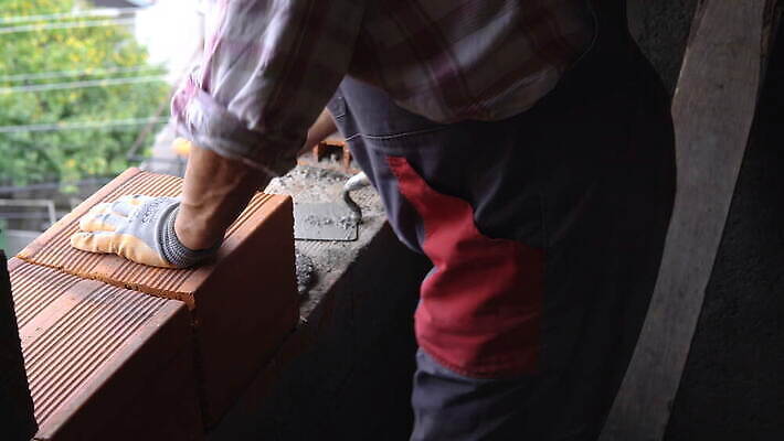 직업 산업 벽 건축양식 벽돌 노동자 주택 블록 장비 도구 작업 엔지니어 칼 수리 땅 모종삽 측정 시멘트 주걱 진흙 층 건축업자 공예가 미장 복원 석고 석공 재주꾼 콘크리트 4K MOV 해외동영상 클립영상 건축 주방용품 건물 기술자 삽 동영상 파일형식