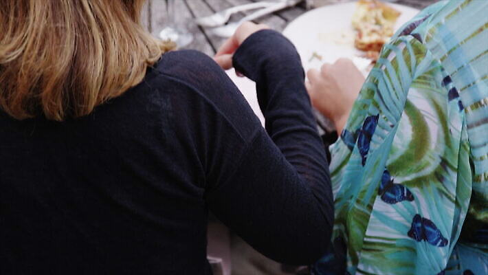 백인 드레스 꽃 통신 탁자 영국 함께함 대화 정장 여러명 야외 장식 하이앵글 파티 정원 저녁식사 우아함 먹기 4K 틸트업 MOV 해외동영상 클립영상 서양인 식물 옷 유럽 뷰포인트 가구 다수 컨셉 모션 촬영기법 말하기 사람 이벤트 식사 동영상 파일형식