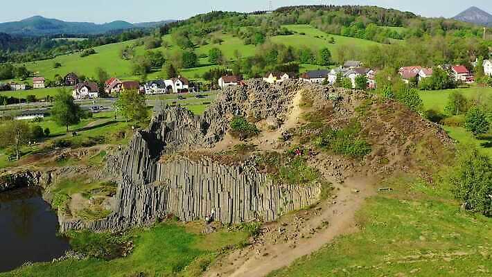 유럽 호수 자연 파노라마 풍경 사람없음 물 관광지 여행객 회색 암석 바위 기둥 천 언덕 화산 체코 천연기념물 내추럴 랜드마크 보헤미아 보호구역 지질 지질학 폴리곤 현무암 흥미 4K MP4 해외동영상 클립영상 자연요소 교육 건축 나라 컬러 여행 컨셉 산 촬영기법 사람 돌_바위 직물 생태계 동영상 화산암 구역 파일형식