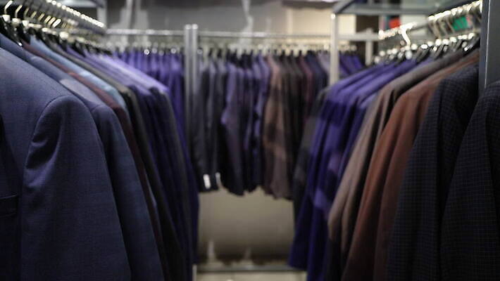 직업 드레스 옷 비즈니스 사업가 매달리기 정장 사람없음 쇼핑 유행 세일 상점 재킷 면 비즈니스맨 장롱 그룹 시장 고급 우아함 선택 빨래 옷걸이 쇼핑몰 수집 소매 재단 양모 경영 매각 부티크 신발장 정중 줄서기 스타일 많음 4K MOV 해외동영상 클립영상 남자 가구 컨셉 가사 모션 외투 직물 직장인 동영상 파일형식