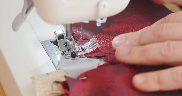 디자인 옷 꽃 백그라운드 꽃무늬 패턴 관리 한명 장식 빨간색 컬러풀 유행 기계 장비 수확 직물 바늘 화려 작업실 실 클래식 닫기 바느질 디자이너 인도인 천 복고 만들기 재단 재단사 방법 페이즐리 핸드메이드 환상 스타일 벡터 반복 4K MP4 해외동영상 클립영상 외국인 식물 직업 1 컬러 컨셉 무늬 농업 모션 사람 동양인 도구 동영상 파일형식