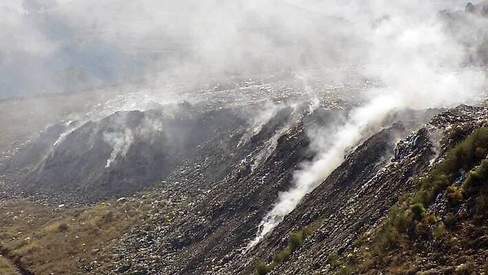 산업 백그라운드 자연 하늘 불 바람 사람없음 야외 환경 손상 안개 오염 연기 지저분함 쓰레기 버리기 먼지 흙더미 구식 깨짐 혼란 MOV 해외동영상 클립영상 자연요소 컨셉 모션 날씨 흙 감각 생태계 동영상 파일형식 더미